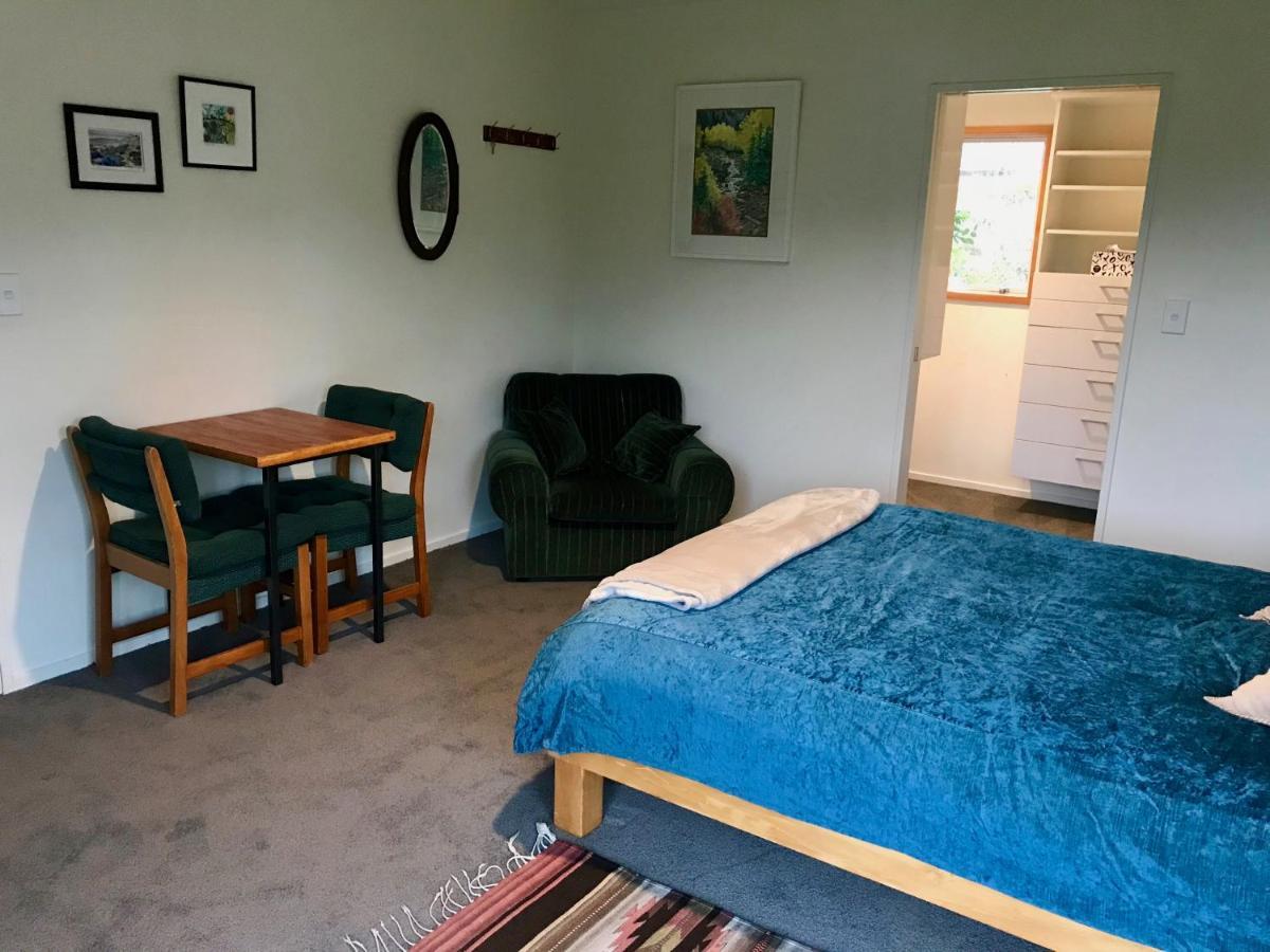 Sculpture Garden Getaway Bed & Breakfast Tasman Exterior photo